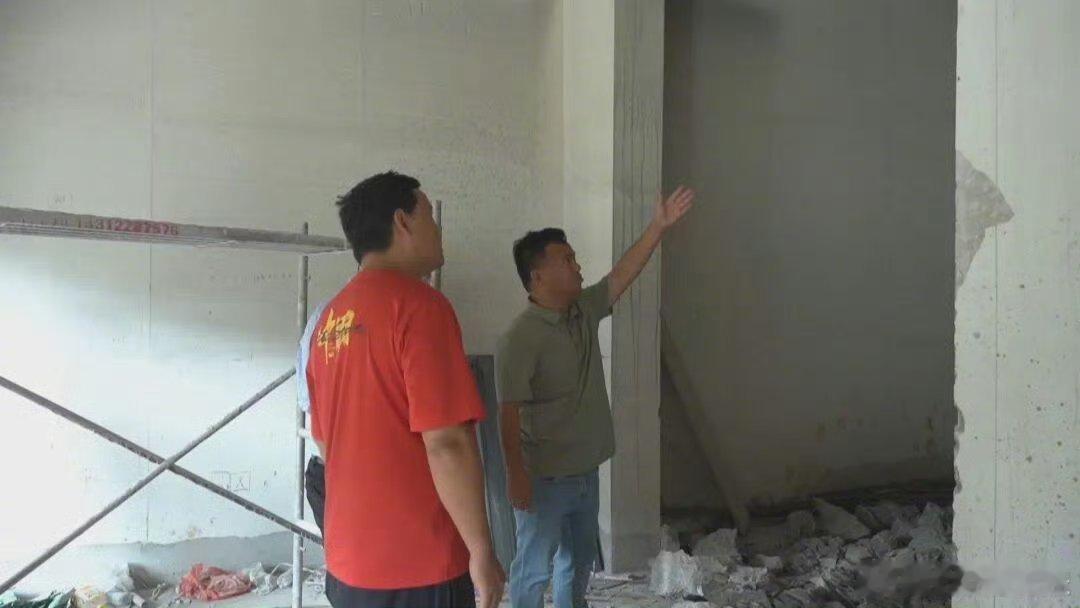 【#承重墙被砸掉大半业主发声#】#楼下商户私砸承重墙业主群炸了锅#近日，贵阳观山湖区观汖小区2栋楼下商铺装修，私自敲掉近三分之二承重墙，钢筋裸露、水泥块散落一地。事发前两天一声闷响，震得不少业主跑到窗边查看，随后业主群里一条消息让整栋楼炸了锅。 观汖小区业主：承重墙本来可以承重3000斤， ​