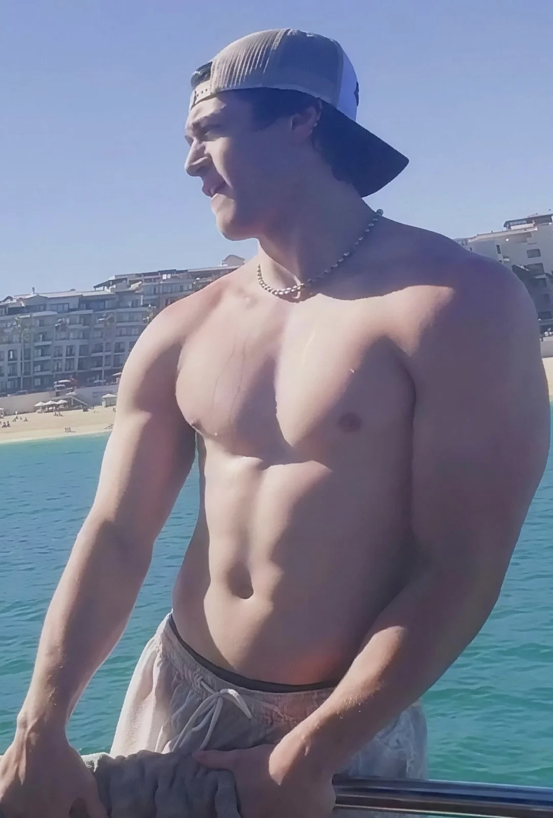 《雷霆沙赞》童星亚瑟·安其练成了壮硕肌肉男！