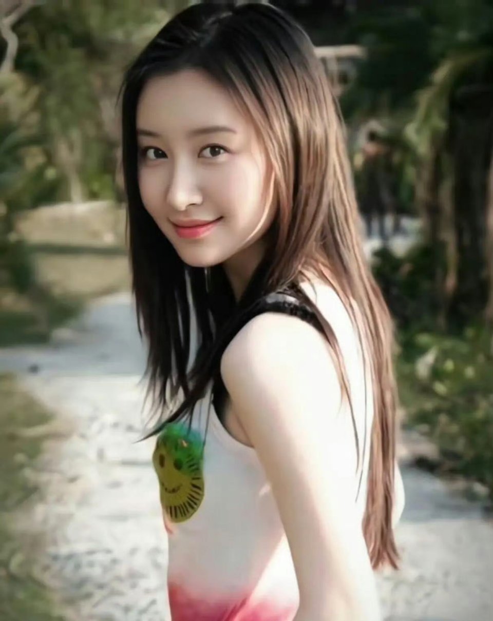 曾经又美又灵的舒畅又整成了整容失败后的孙菲菲，她们和自己有仇啊，要亲手毁自己的容。[笑cry] ​