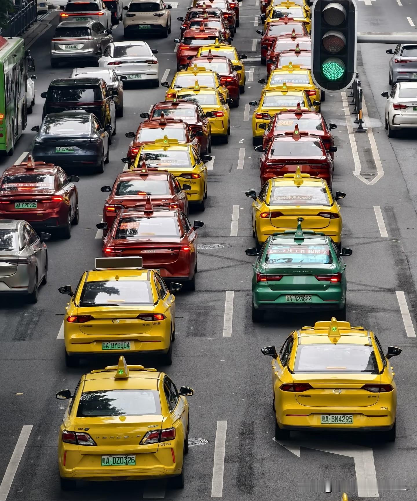 街上SUV遍地都是！为啥出租车清一色全是轿车？
 
现在路上的私家车，SUV占了大半，买轿车的人越来越少。很多人疑惑SUV是不是真的全面更好，其实不用复杂测评，看出租车的选择就懂了，道理特别简单。
 
老百姓买车，优先考虑家用体验。SUV底盘高、通过性好，日常走烂路、过减速带不用小心翼翼。车内空间宽