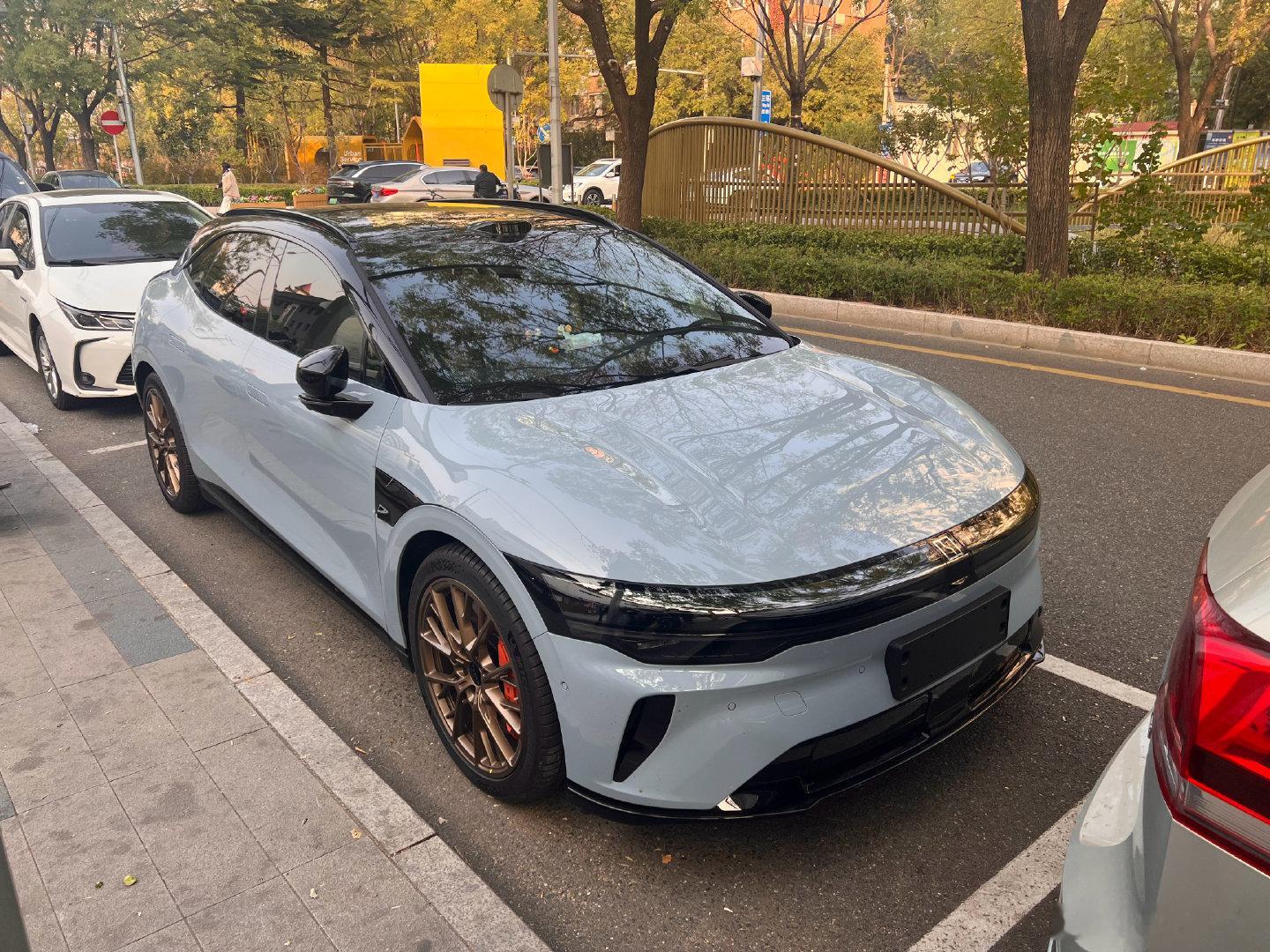 之前都没注意过，一查才知道极氪这个007GT卖挺多啊！9月份4934辆，最近仨月卖了1.8万辆，对于一个瓦罐来说真是非常成功了……

记得这车官图看着很怪，但真车还挺帅的……

哦对这车比三厢的007空间大好多……
#妇科聊汽车常识#  ​