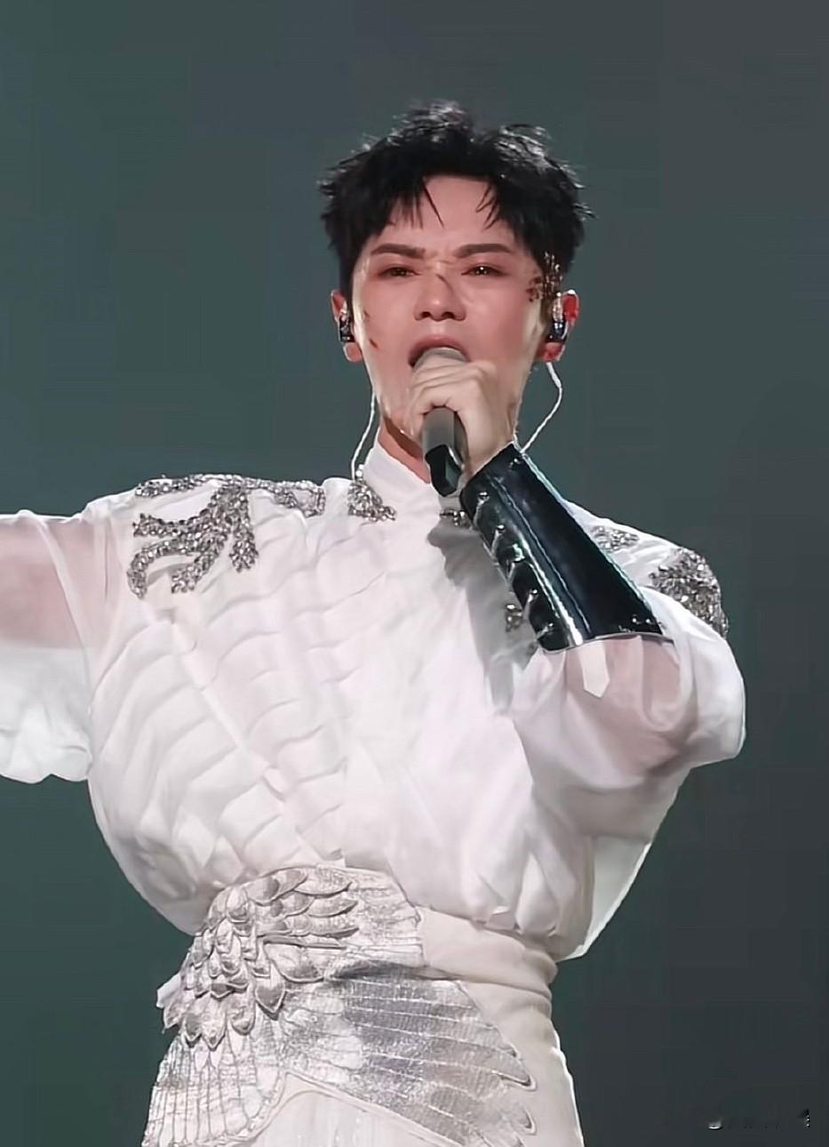 内娱这么多明星，
我最搞不懂的就是曹骏了。

他如今38岁，国民度摆在那里，演技扎实，明明可以安心拍戏慢慢积累，却偏偏选择站上披哥竞技舞台，挑战一条充满变数的路。

很多人还记得，他年少成名，也曾陷入无戏可拍的低谷。被问到会不会困在童星标签里自我内耗，曹骏十分淡然：人要主动走出舒适圈。
他始终觉得，