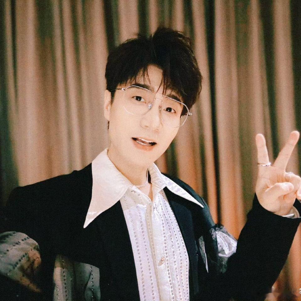#王铮亮[超话]# 💙#王铮亮国风新专辑无恙# 💙#王铮亮timeecho巡回演唱会# 

第一次在屏幕里看到你的时候，根本不会想到我会爱你这么久

​