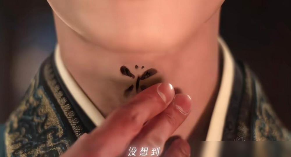 闫桉在直播里说，头里面长了良性肿瘤。

2025年7月说起病情，8月剃发接受手术，再到2026年10月《嫁金钗》播出，把这些节点连起来看，我更在意的不是他有没有赶上热度，而是别把治疗排在拍摄之后，当成演员必须效仿的敬业标准。

剧里魏娆在陆濯喉结上画蝴蝶，画面被讨论，当然能让更多人注意到他。但一段片
