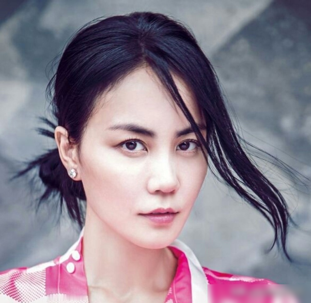 窦唯砸四合院和108万给次女？8月18日窦佳嫄直接戳破这谣言。你以为王菲的女儿跟生父后妈一家必定死生不复相见，现实却狠狠甩了所有人一巴掌。
半夜航班落地，窦靖童一头钻进同父异母妹妹的车里。当初见面尴尬到冒汗的姐妹，如今黏着喝茶写歌。她照样跨上窦唯的破电动车钻胡同，面对谢霆锋也从不硬憋那句爸爸。去录