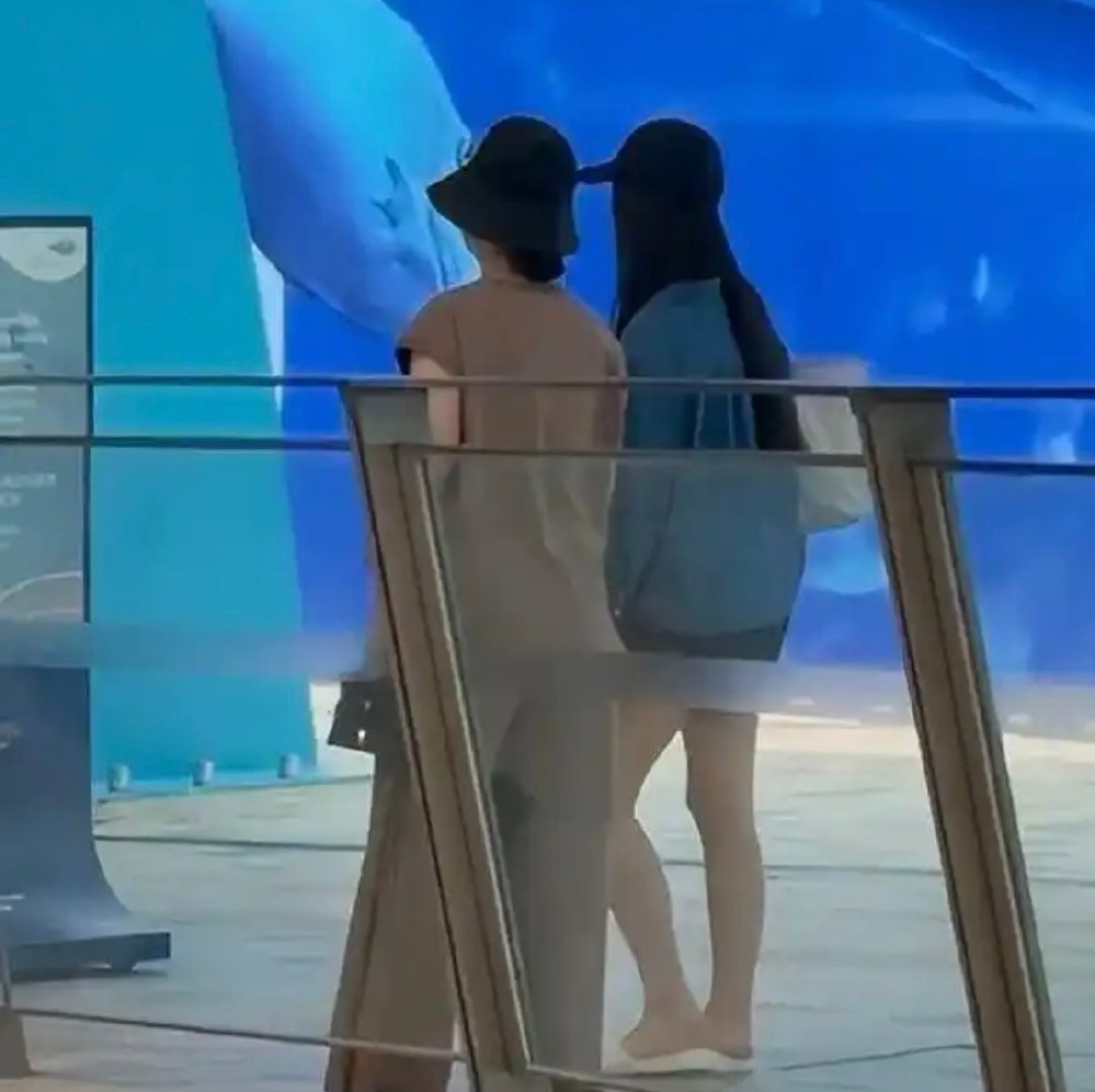 李湘携女儿王诗龄现身新加坡，母女俩穿搭简约低调，李湘身形明显清瘦 ​