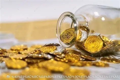 外媒最近注意到了一组有意思的对比。 
 
一边，是中国人在以创纪录的速度存钱。我们公布了一组数据：今年前7个月，中国存款增加了17.79万亿，其中住户存款增加6.95万亿，相当于每个月存下接近1万亿。而同期，银行存款利率还在不断下调。 
 
另一边，是国产制造在以肉眼可见的速度增长。于是外媒提了一 ​