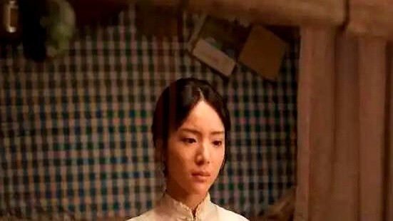 第39届金鸡奖最佳女主提名一出来，很多人都懵了。

李思潼凭借《给阿嬷的情书》直接杀进影后争夺战。

但扫一眼同台对决的名单：宋佳、张子枫、高叶、陈丽君，全是观众耳熟能详的名字，资历和代表作一个比一个硬。

五个人抢一座奖杯，李思潼能不能杀出来全看评委口味。

不过说句实在话，这部《给阿嬷的情书》，