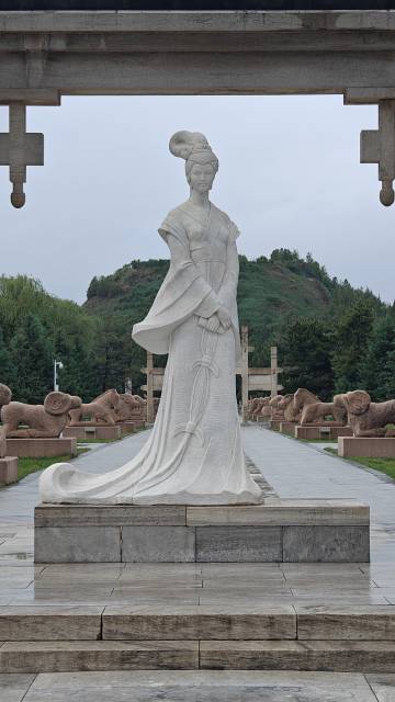 一去紫台连朔漠，独留青冢向黄昏