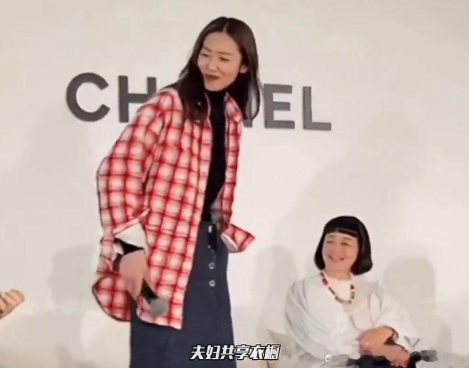 #井柏然早春晴朗穿的卫衣是刘雯的##娱乐# 网络已扒出两人多件同款单品，包括墨镜、皮衣、红格子衬衫等，审美高度同频。多数网友认为这就是刘雯本人的那件衣服，“共享衣橱”的细节成为两人低调恋爱关系的暗戳戳撒糖。 ​