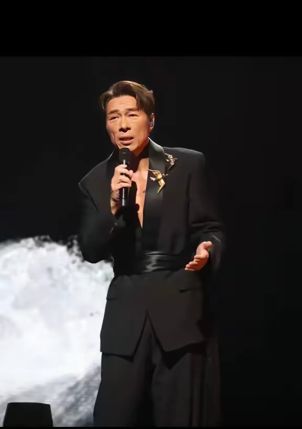 一个犯过错、消失了好几年的艺人，居然还能在红馆连开三场演唱会，第一场陈奕迅来站台，最后一场张学友亲自到场，这是什么概念？要知道，天王的出场从来不是钱能砸出来的。
这事发生在许志安身上，让不少人愣住了。他沉寂多年，作品早就不在热榜上，可红馆三场演出场场有分量。首场陈奕迅撑场，尾场张学友现身，港圈一帮老