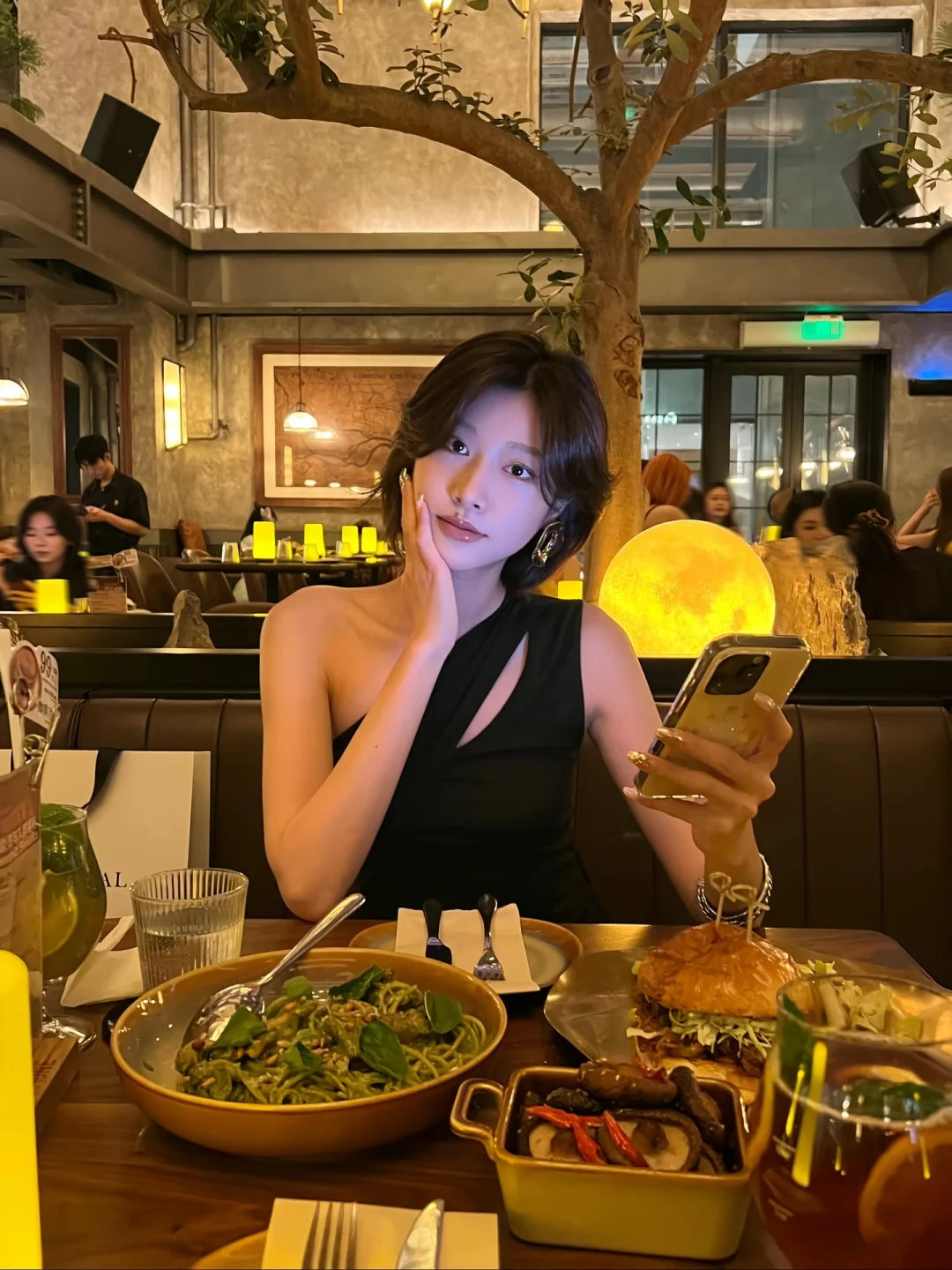 她们都迷人 我不一样 我不理人