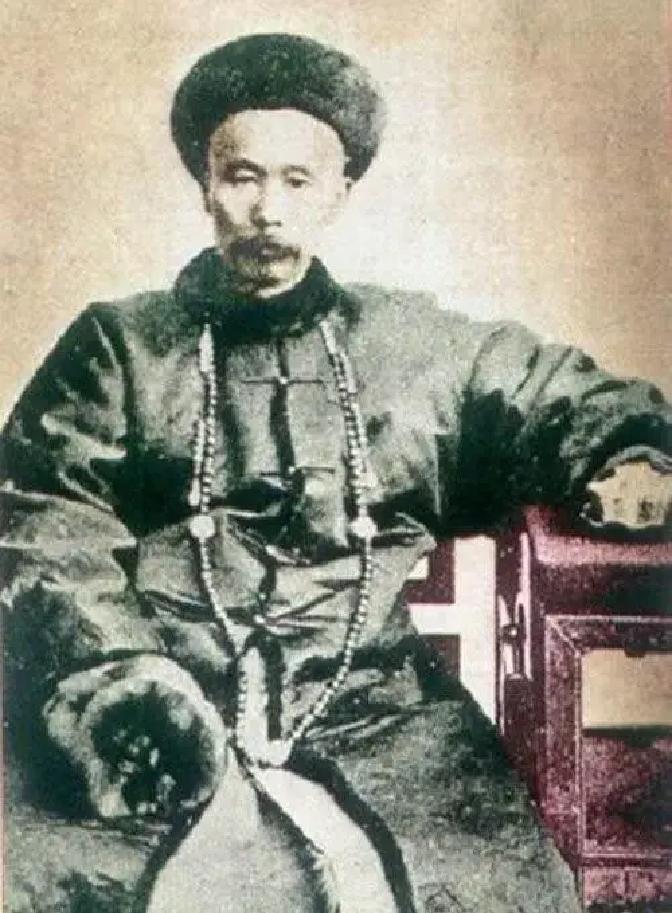 离了大谱！左宗棠断粮断饷，把军队扔在西北荒漠，竟然下令：全军原地娶妻生子？！李鸿章当场气炸，骂他是疯子！可三年后……李鸿章闭嘴了。
 
1876年，左宗棠带兵去新疆，朝廷里不少人觉得没用，说那地方打下来也管不住，李鸿章更直接，说丢了就丢了，反正不碍着京城的事，可左宗棠不听这些，带着几万人，一脚一脚踩