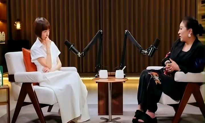 向家本来就不差钱，儿媳妇亲爹得了小细胞肺癌和心脏衰竭，居然还得自己连轴转接综艺挣医药费，向太一家的做法直接把人看沉默了。
 

郭碧婷现在彻底活成了娘家的顶梁柱，平时要带娃顾家，还得硬撑着身心俱疲去赚看病钱。向家确实也给了点帮助，但对比他们家的财力基本可以忽略不计。
 

向佐如今直播带货赚得盆满钵
