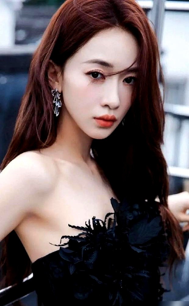 敲响登闻鼓那一刻，吴谨言眼里的泪砸下来，屏幕前终于没人再嘲笑她74斤的干瘪身材。

当年拍清宫戏，全网盯着她瘦骨嶙峋的肩膀，骂她只会瞪眼念课文。为了把面子挣回来，她把自己关进郝蕾的表演班死磕台词。新戏开机前，她早早扎进剧组熬大夜。

那场击鼓鸣冤的戏，她咬着后槽牙，字字带血，把复仇大女主的狠劲全砸了