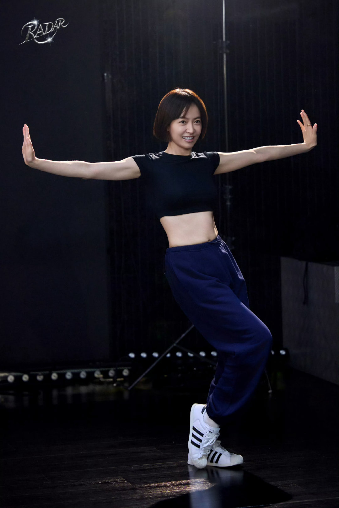 #宋茜CheekyFreaky舞蹈版MV# 解锁全新舞蹈MV，每一个动作都精准踩住节拍，力量和柔感平衡得恰到好处，打破刻板框架，释放独有的舞台张力。 ​