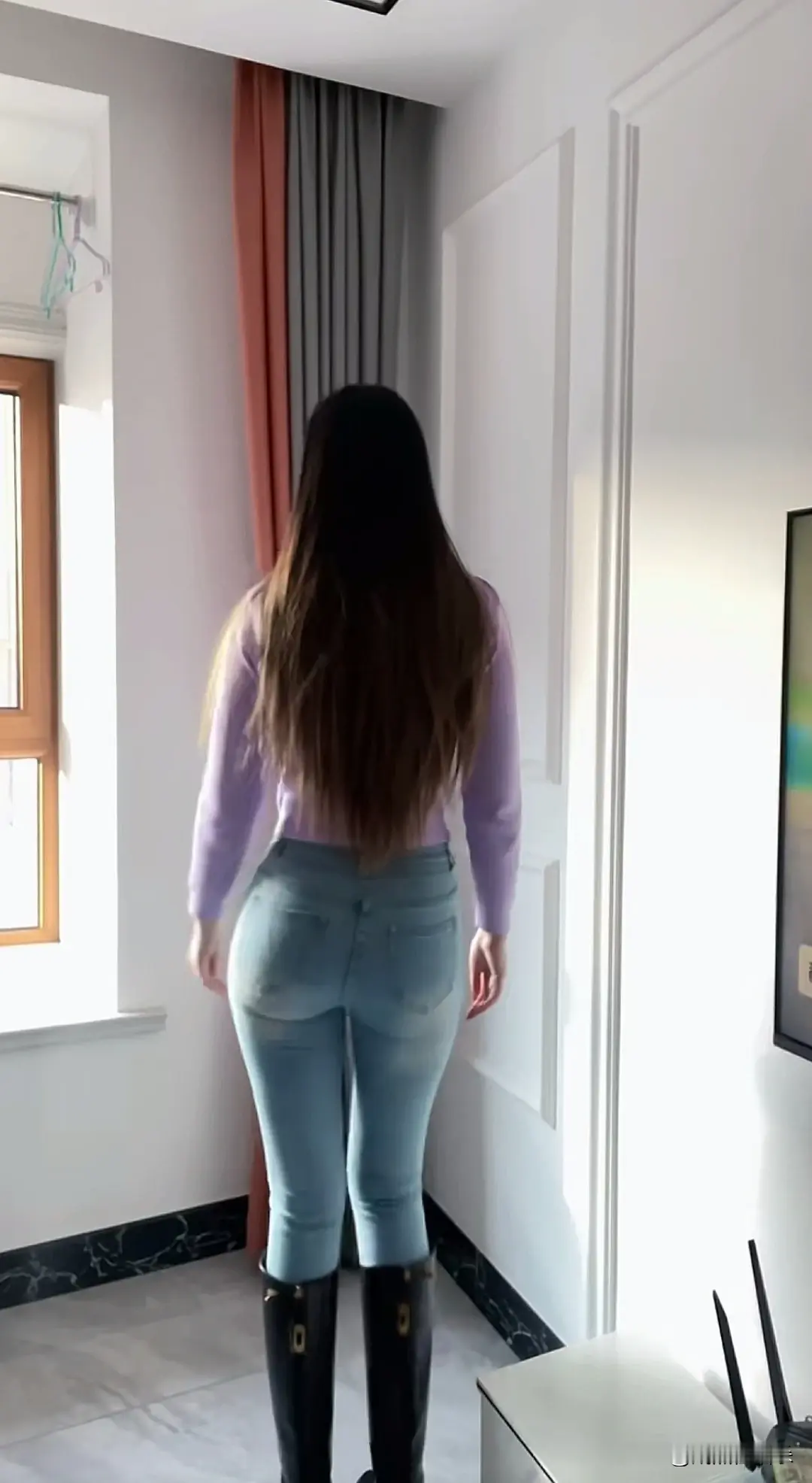 靴子搭配牛仔裤非常时尚！。 大长腿！