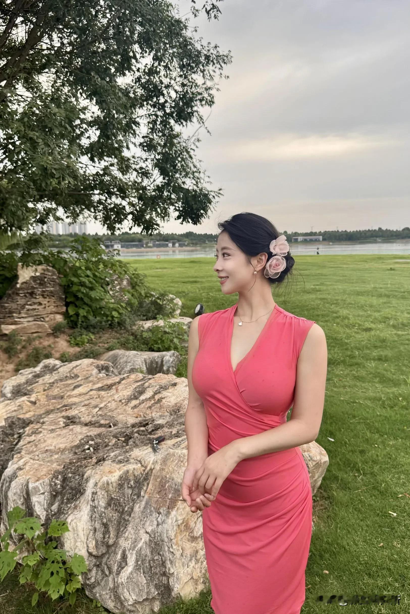 轻熟风包臂裙美女