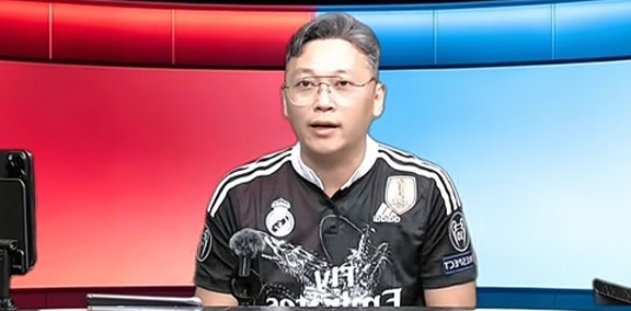 解说员周亮认为，上海申花俱乐部管理层有三个缺点，这是多年没有冠军的原因。
在一场直播中，解说员周亮与球迷聊到了上海申花俱乐部管理层的问题。他表示，从他一个申花球迷的角度出发，这么多年，他认为俱乐部的管理层其实有三个缺点，这也是多年以来拿不到冠军的原因。
而这三个缺点分别就是，脸皮不够厚，对外手段不够多，还有就是没有为上海申花这个球队全身心付出。导致他们作为管理层其实跟普通球迷差不多，给申花带不来什么积极因素。周亮也认为，如果这三个缺点能够改正哪怕一个，那么申花早就拿到冠军了。
大家怎么看待呢？