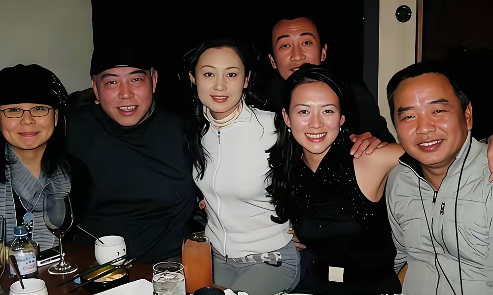这张老照片是章子怡到陈凯歌家中聚餐的留影。一众影视圈内好友齐聚一堂，大家围坐餐桌，笑容轻松自在，那时候的章子怡青涩明媚，满满的年代回忆感。