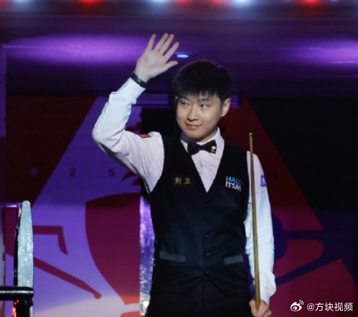 【#赵心童从业余到世界第一仅用16个月#】北京时间8月27日晚，斯诺克武汉公开赛1/4决赛迎来历史性时刻：中国旋风赵心童以5-1横扫尼尔·罗伯逊，强势晋级四强的同时，正式锁定赛后的世界第一宝座！这一刻，中国斯诺克时隔11年再登世界之巅，赵心童也成为亚洲第二位、史上第13位世界第一得主！

赵心童的登 ​