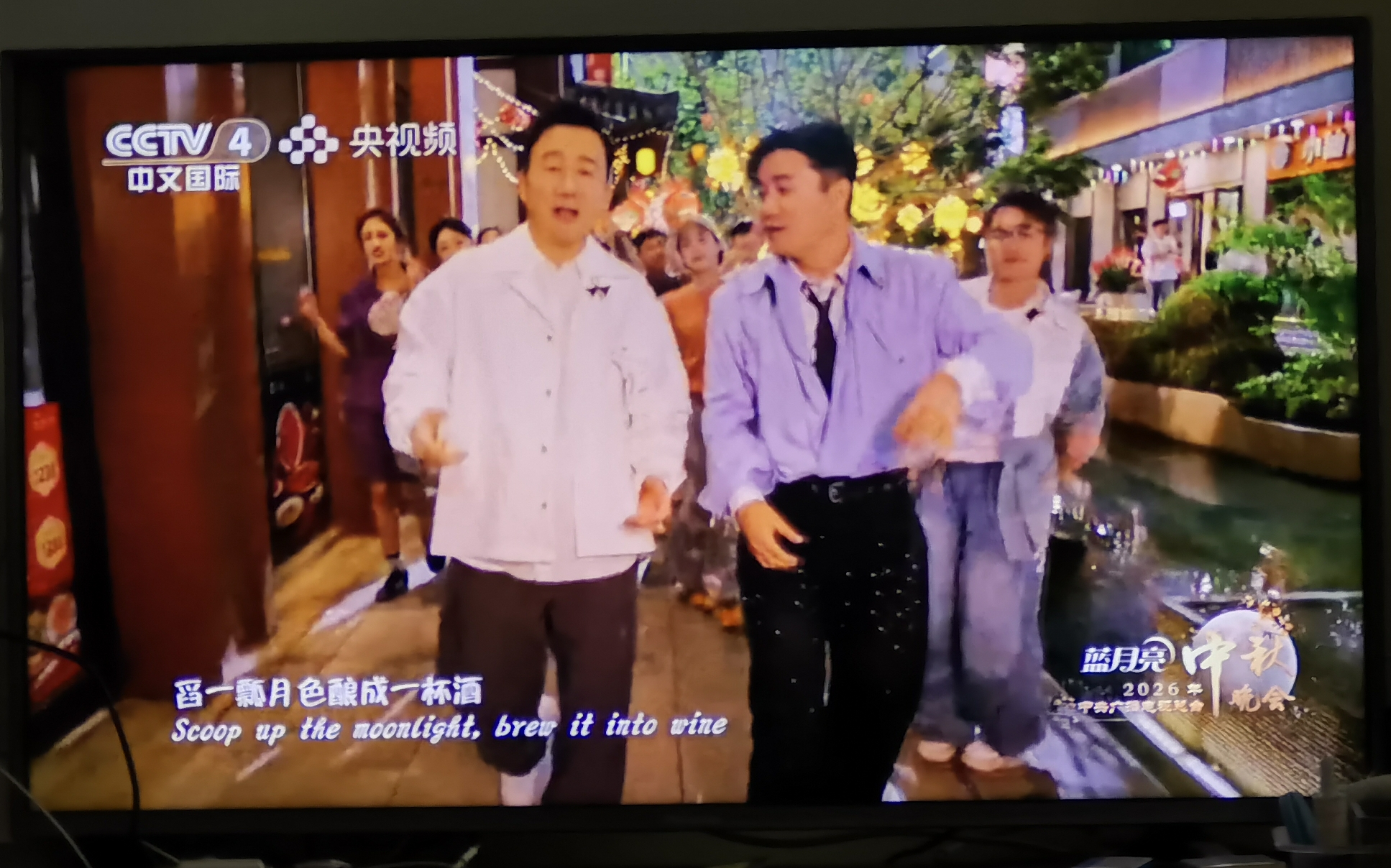 总台秋晚看点：筷子兄弟合体，周深莎拉·布莱曼合唱惊艳全场
 
总台秋晚舞台上，不少节目刷屏出圈，不同表演带来截然不同的观感，其中筷子兄弟的合体勾起无数观众青春回忆。肖央与王太利再度同台，很多网友感慨，王太利一开口格外惊喜，嗓音清澈通透，不少观众直呼，这般好嗓子，如果深耕歌唱事业，实在可惜。
 
时隔