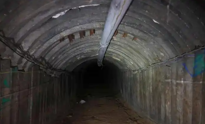 强者为王！哈马斯安全局局长遭以特种兵生擒，一旦招供，地道资金技术、武器输送渠道、高层掩体与人质关押地等诸多关键秘密或将全部曝光！

9月1日上午，加沙城阿卜杜勒阿齐兹街的一栋别墅外，几辆伪装成民用货车的车辆悄然停靠。

谁也没想到，这是以色列辛贝特特种部队设下的陷阱。

不到二十分钟，枪声与爆炸声过