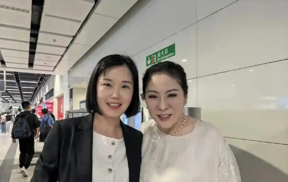 69岁向太独自坐高铁，没保镖还自己提包，粉丝求合影她笑着配合，尽显亲切 ​