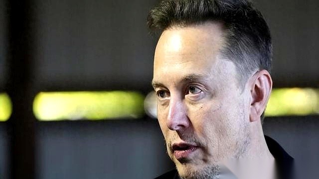马斯克这次直接在网上把话挑明了，矛头直指泽连斯基。
官方账号刚在社交平台上发出一截公开视频，这位亿万富翁随即在评论区敲下一句极扎眼的评价：泽连斯基做得太过分了。
这话不是凭空冒出来的。
就在不久前，特朗普当着一众记者的面公开放话，直言乌克兰该选出一位新领导人了，紧接着还补上一条硬性要求：立刻停止对俄