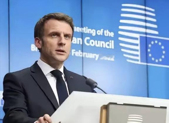 法国总统马克龙称，欧洲是法国独立的源泉，必须对欧洲抱有信心。他觉得世界的格局已经在悄悄改变，欧洲只有团结起来，才能保卫自身的安全。虽然现在欧洲和美国的关系还没有破裂，但是明显没有以前好了，美国已经不在顾及欧洲的利益，欧洲得靠自己了。马克龙算是比较清醒的，而且法国一直都不依赖于美国的保护，而是自己承担