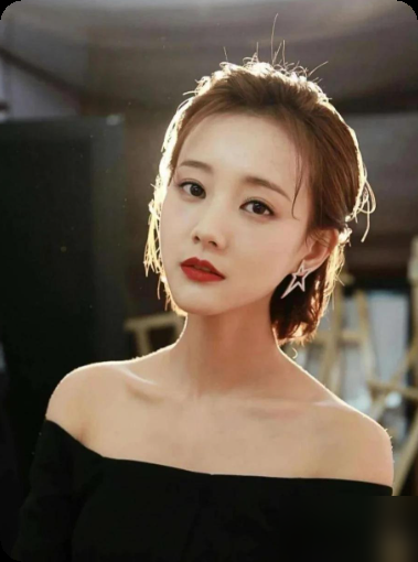 李一桐私下给陌生粉丝打语音，就为说句我在。大冰直播间连到一个女孩，家里刚出事，整个人是散的。聊着聊着发现她唯一的精神支柱是李一桐。大冰没在镜头前消费，下播直接托人递话。李一桐回得干脆：可以可以，没问题。几分钟后女孩接到电话，对面就是她追了多年的那个人。大冰后来只补了一句，这姑娘内心特别强大，被低估了