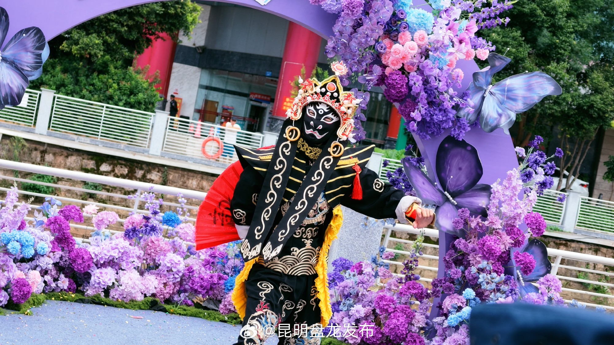山水花都【东风花街巡游高能现场！国风少年团撒糖互动，川剧变脸好戏连台】...