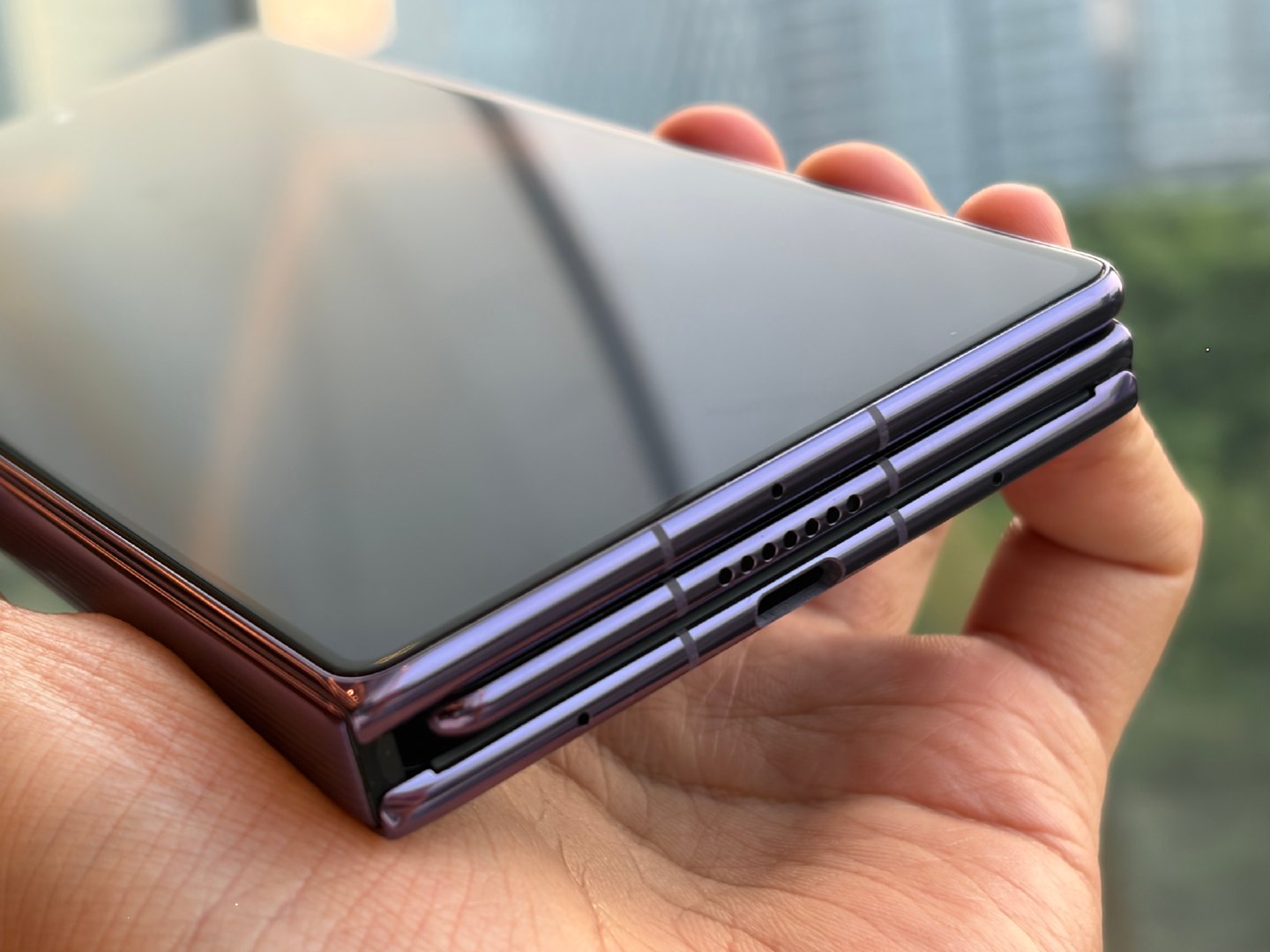 #华为苹果折叠屏你选谁# iPhone Duo还没摸过真机，可以期待一下，尤其是系统优化！不过要说气场，我感觉还得是我这台华为Mate XT 2非凡大师三折叠呀！你们觉得呢？哦，不对，这时候应该拿出阔折叠Pura X Max才对！ ​