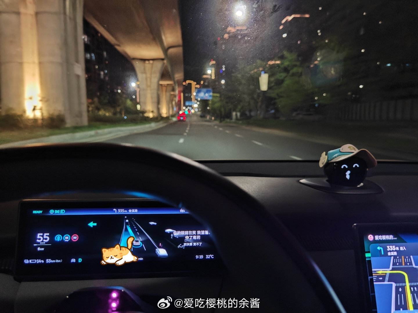 感谢科技的发展…让我在夜晚的此刻，靠辅助驾驶实现了驰骋在城市内部的感觉……
仿佛我想去哪儿，车就能带我去哪儿的那种自由的感觉[哈哈]🚗没电了，还能自己开到附近的换电站补能， 3分钟又满血复活。想想真的神奇！
3年多了，还是很喜欢靠自己拿下的#蔚来et5# ​