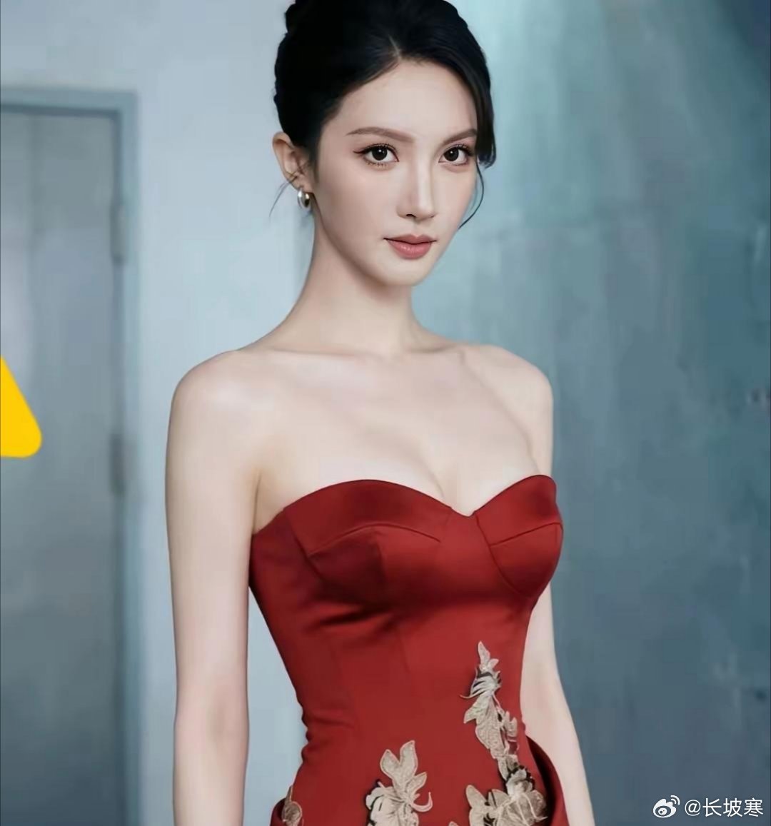 一觉醒来， 
报名美国学校的天塌了。 
10月13日，大明星金晨刚交学费，就上了两天的课，35年历史的美国学校就宣布倒闭，学费现在也没退。 
这下好了，估计很多赴美游学的报名这家学校的都收到这样的消息，这又是国外的学校，人家要是不退费，请律师又是一笔大开销，还不一定能成功追回学费。 
只能说出 ​