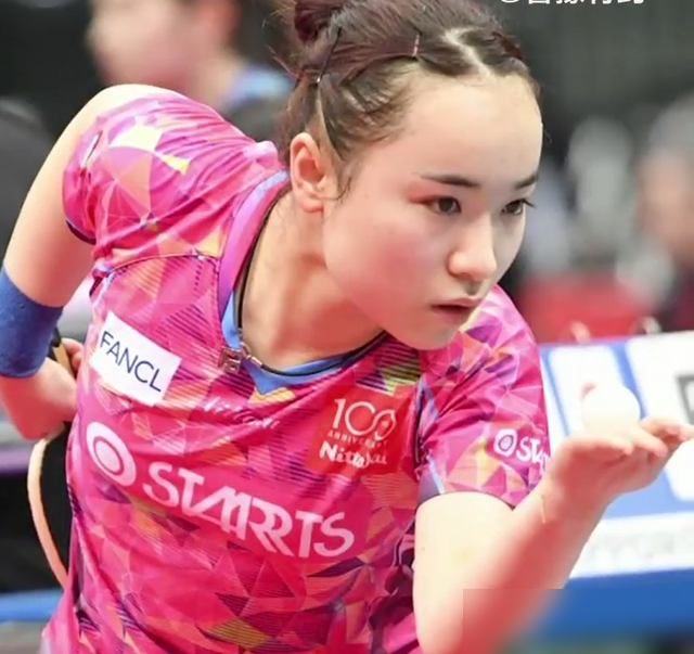2026亚运会名单出来，日本女队把桥本帆乃香和佐藤瞳全踢了，选了状态往下走的伊藤美诚。很多人看不懂，觉得这名单不冲着赢球去。
翻翻日本乒协的选人规则就明白了。巴黎之后他们搞的是刚性多轨选拔，全日本冠军、国内专项赛、世界排名队内前二、强化本部提名，四条路只能硬闯。桥本和佐藤是削球手，单打能咬人，但双