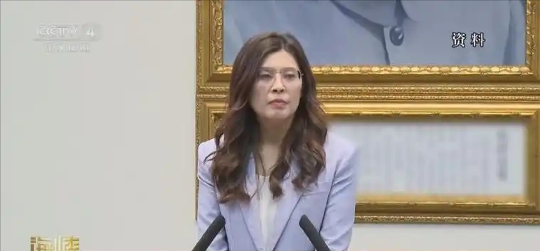 一家三口被当庭逮捕羁押，台湾彰化谢家轰然倒塌，国民党“九合一”选举致命危机，郑丽文危险。



彰化那边出了件大事，国民党在2026年“九合一”选举前一个月突然挨了一记闷棍。9月17日，彰化县议会议长谢典霖连同父母谢新隆、郑汝芬，被彰化地检署当庭逮捕并声请羁押。


一家三口同时被带走，这种事在台湾