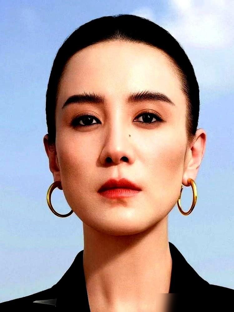 宋佳拿视后，台上没谢资本没谢导演，直接点名一群女演员。她说现在剧组开机率断崖式掉，项目说黄就黄，有人还在那儿抢番位、比艳压。台下安静了几秒。这话换别人说像抱怨，她说出来像掀桌子。杨天真早就在播客里透了底，行业寒冬不是形容词，是真没钱开不了机。蛋糕都快没了，还在抢刀叉。宋佳这波哪是领奖，是给同行女演员