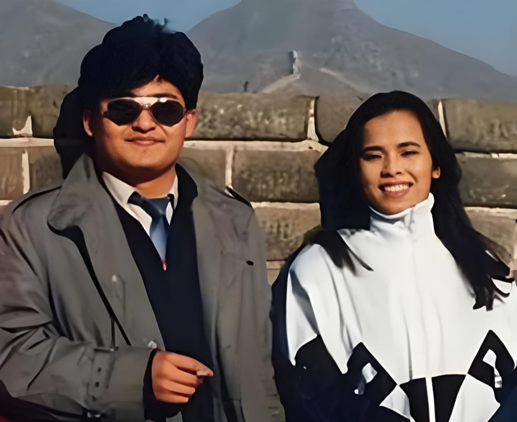 刘欢走后那英唱哭全场，吉克隽逸黑头像沉默，他十年只做一件事：每年六一炖锅红烧肉。同一时间，水均益烤土豆被传“处境严重”，晒护照贴纸条自证清白。两个63岁的人，一个用十顿饭守住了师徒名分，一个用二十年扛起了全家担子。锅凉了，人走了，但那些没人看见的日常，才是这辈子最重的东西。

主要信源：（光明网——