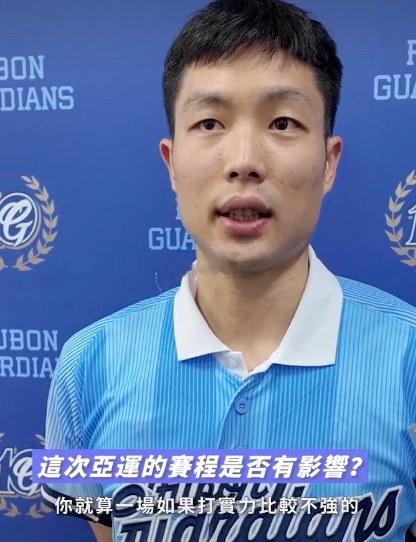 #亚运会# 羽毛球🏸赛程有多不寻常？连铁人周天成都受不了

周天成感慨如今的100或300级别赛事很少有一天两场了，“其实不光是我，都会受影响。”

要知道本赛季的周天成，依然保持高频次的参赛节奏，截止亚运会为止，他已经参加20站不同规模的羽毛球赛事。 ​
