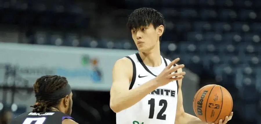 曾凡博19岁被ESPN排进全美高中生第34位，23岁在澳门NBA中国赛上场10分钟，0分0篮板0助攻，3次犯规。
2025年10月15日深夜，篮网裁掉他。他签的是Exhibit 10合同，NBA保障性最低的一类。签了不到两个月，人没了。
先把时间线拉清楚。
2022年选秀，曾凡博落选。之后在点燃队打