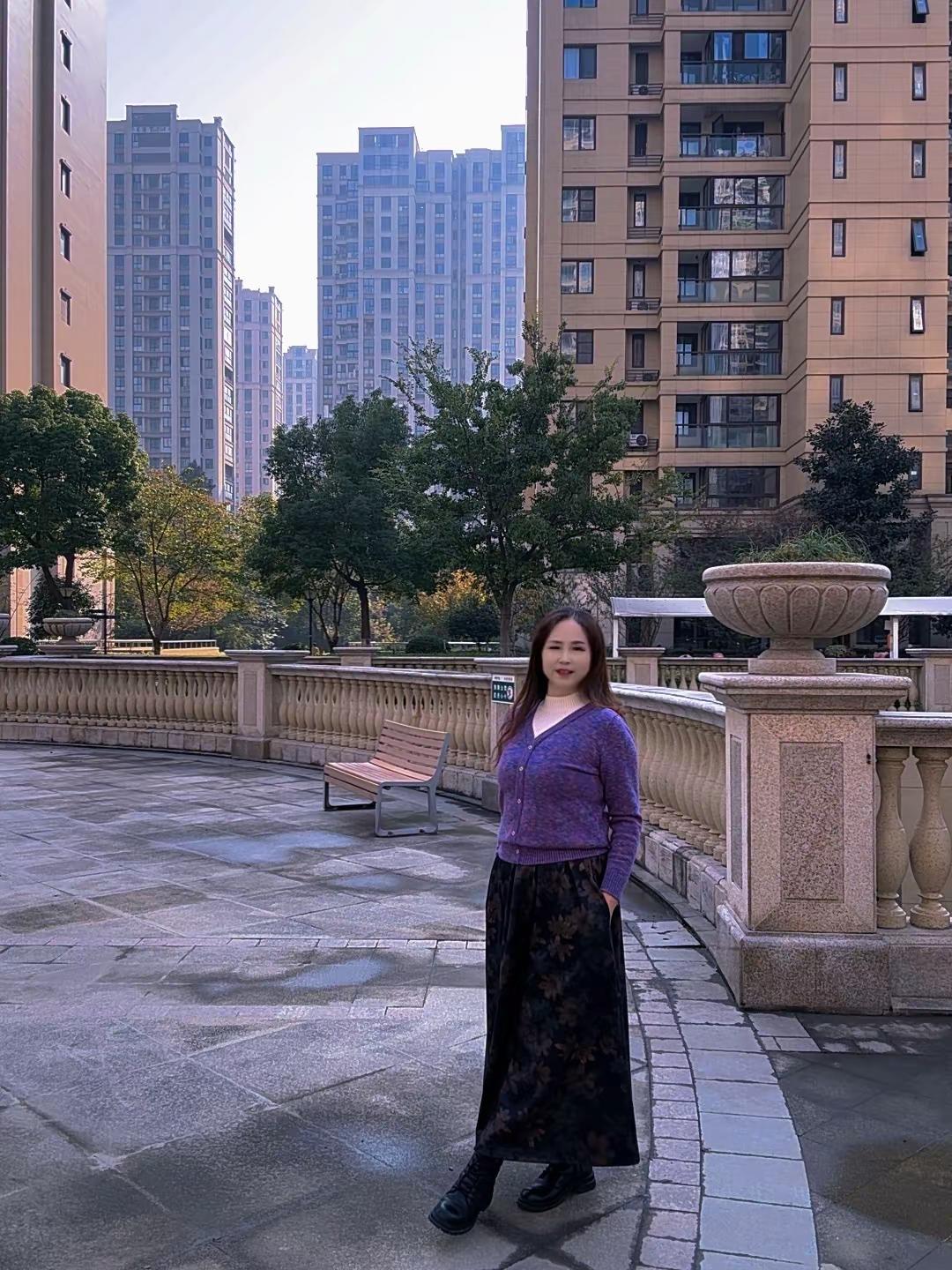 <p>街拍小姐姐穿搭秀 城市风光 与众不同 太喜欢了 <!--{img...