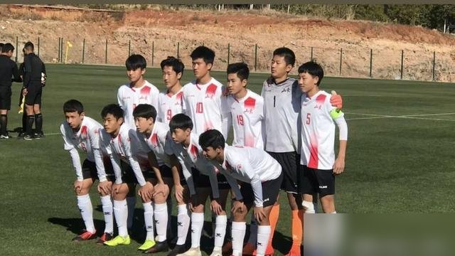 彭啸从小就比同龄人高一头，依木兰到现在都不爱笑，史松宸从穿开裆裤起就是队长。博主翻出泰山05梯队老照片，这三个人愣是一块儿踢了十几年。
10月3号名古屋，中国男足亚运铜牌，28年头一回。泰山一口气贡献5个：于金永、史松宸、彭啸、陈泽仕、依木兰。4号回国，只歇两天，6号归队练联赛。
10月17号主