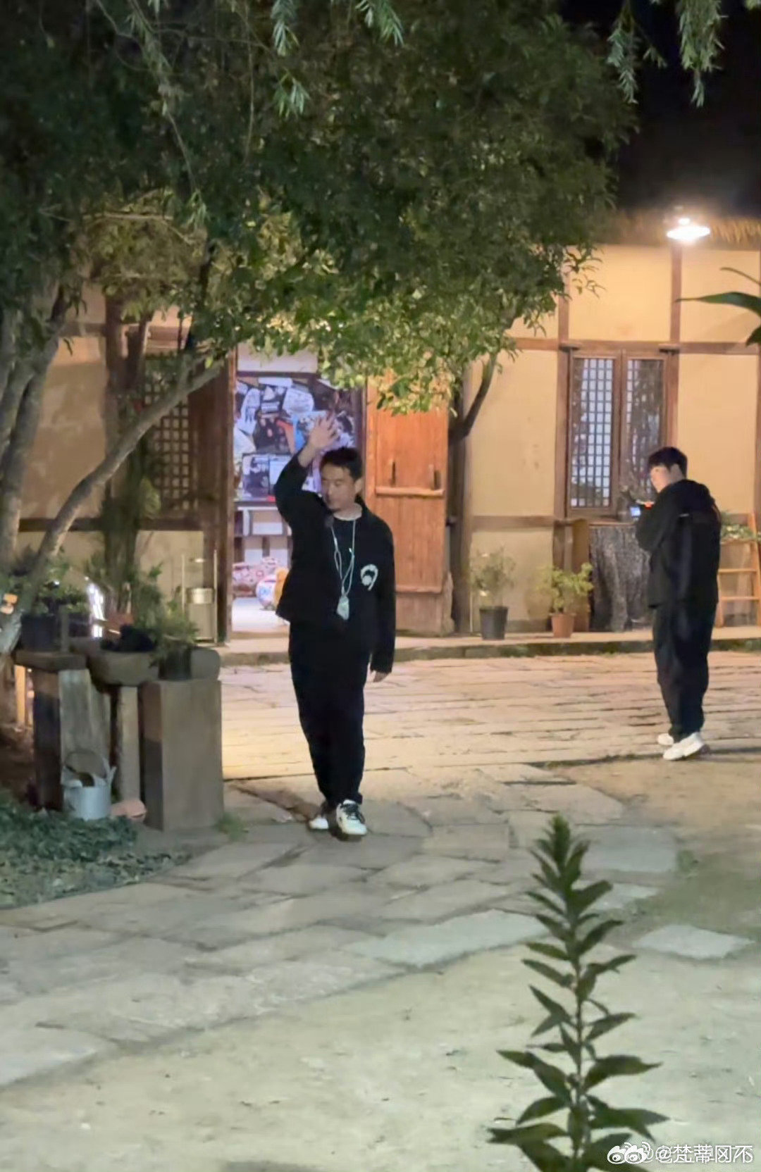 #何炅黄磊回乌镇蘑菇屋了##乌镇戏剧节# 小H小O摇尾巴那一幕，DNA直接动了，这才是向往的生活 ​