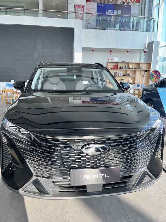 文案1｜家用实用风（100字）
	
8‑10万家用SUV看瑞虎7L✨
2720mm轴距空间宽敞，后排乘坐不压抑，后备箱装载能力强，露营出游很能装。15.6英寸滑移大屏搭配8155芯片，车机流畅。鲲鹏1.6T动力够用，L2级智驾、540°透明底盘配齐。底盘滤震不错，配置诚意足，代步家用性价比拉满。
#瑞虎7L #家用SUV
	
文案2｜种草体验风（100字）
	
被瑞虎7L狠狠圈粉🚗
外观时尚大气，内饰氛围感拉满，高配带女王副驾，座椅按摩通风很舒服。15.6英寸滑移屏可以左右滑动，主驾导航副驾追剧。大五座布局，后排空间宽裕。鲲鹏动力平顺好开，8155芯片车机丝滑，年轻人代步、家庭出游都合适。
#奇瑞瑞虎7L #SUV推荐
	
文案3｜干货性价比风（100字）
	
十万级卷王SUV瑞虎7L❗
A级车身拥有B+级空间，2720mm轴距，后排宽松，储物点位丰富。全系8155芯片，15.6英寸滑移大屏，L