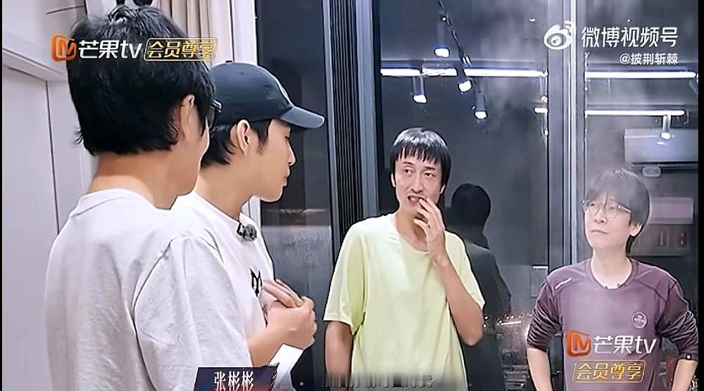 张彬彬盯着训练室里的曾辉，直接撂下一句，你对楠哥好一点。

一旁的孙楠熬红了眼，正为了那首《一路向北》逐字逐句抠音准。

这几天在宿舍，张彬彬亲眼看着孙楠大半夜不睡，拿着笔在谱子上划拉，全是为了兜住发挥不稳的队友。孙楠怕伤人面子，指导时话全往软了说。

看着前辈把活全揽了，张彬彬憋不住，半开玩笑把大