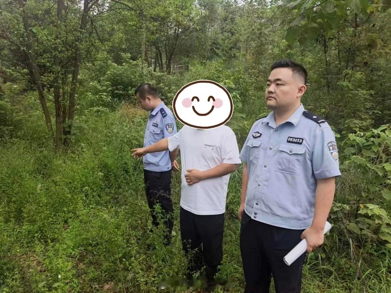 #保护生物多样性##人与自然和谐共生# 【重拳出击！莲乡公安打掉一非法狩猎团伙】近日，湘潭县公安局乌石派出所摸排到非法猎捕野生动物线索，联合森林公安、石潭派出所开展收网行动，于9月10日成功抓获黄某一等3名犯罪嫌疑人。经查，自2025年8月起，该团伙流窜乌石镇、石潭镇，利用“电媒”“门套”诱捕 ​