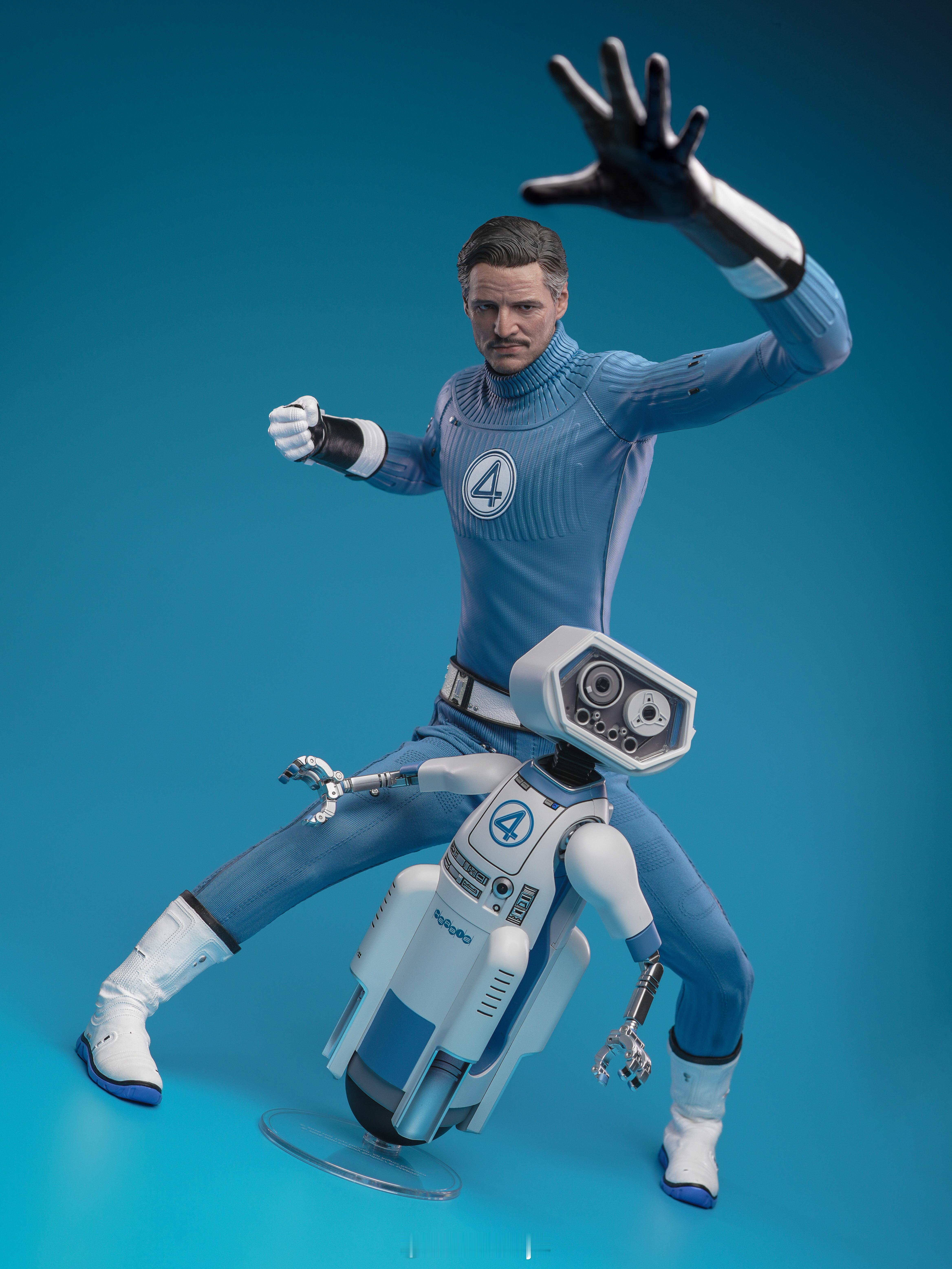 #Hot Toys出货预告#   #神奇先生#

Hot Toys参照电影《神奇4侠：初露锋芒》中神奇先生的造型设计，打造1:6比例珍藏人偶及H.E.R.B.I.E.套装。
高像真角色头雕还原佩德罗·帕斯卡的面部轮廓及他所饰演的「神奇先生」里德·理查兹角色神韵，细腻雕刻出皮肤皱纹、发丝及胡须细节，并配备可动眼球设计。
两款 ​