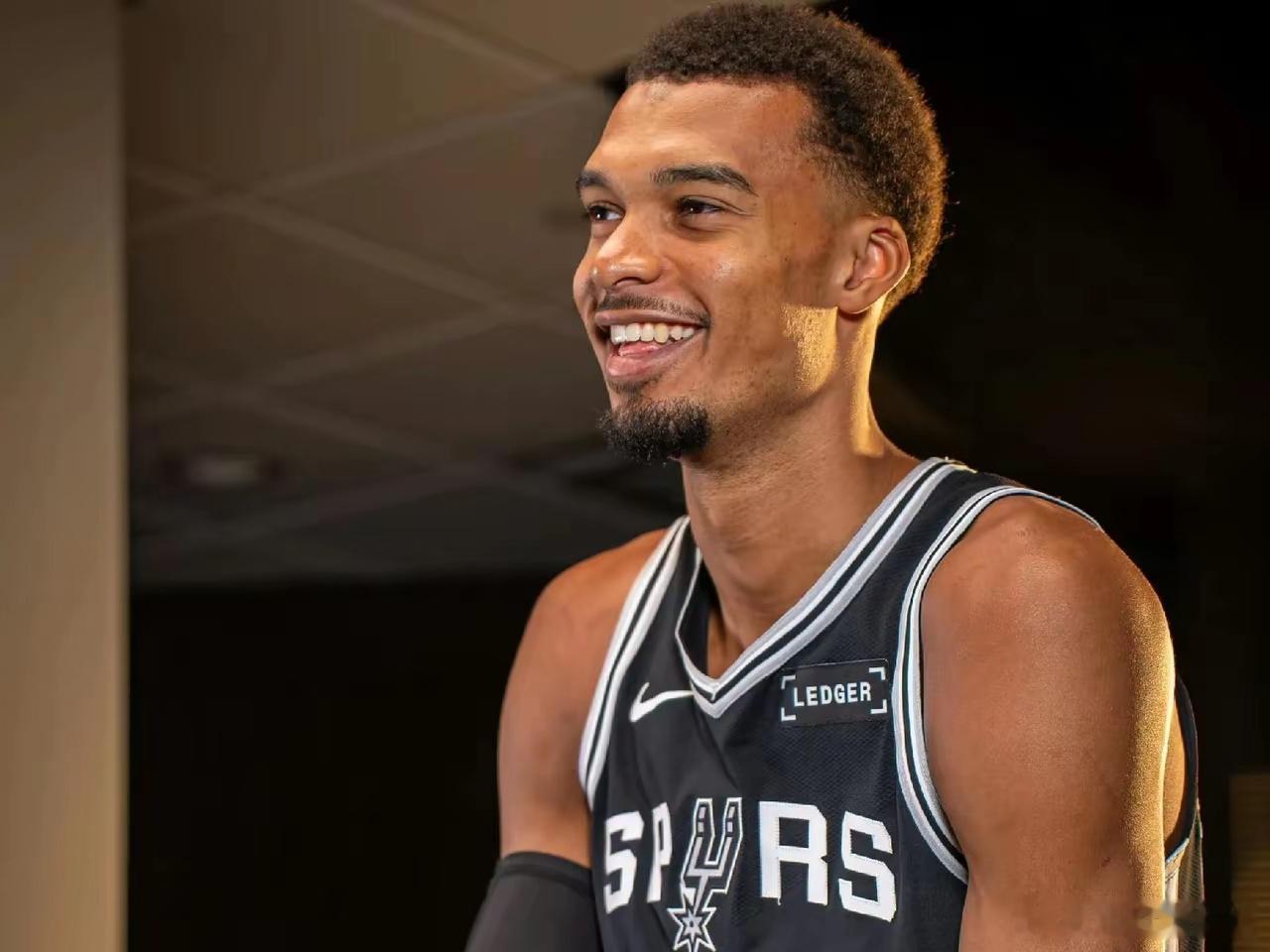 外媒晒NBA新赛季夺冠概率：
1.马刺：27.03%
2.雷霆：27.03%
3.76人：10.00%
3.尼克斯：10.00%
5.凯尔特人：7.14%
6.骑士：4.35%
7.猛龙：3.85%
7.森林狼：3.85%
7.活塞：3.85%
7.掘金：3.85%
11.热火：3.23%
12.湖人：2.78%
13.步行者：2.44%
14.火箭：1.96%
​外媒公布的NBA新赛季夺冠预期榜单，马刺 ​