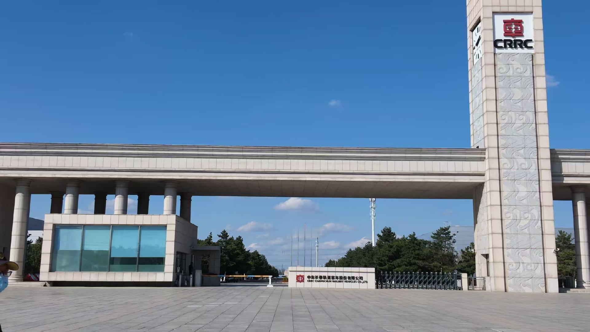 #万千气象看吉林# 9月21日，跟着网络名人吉林行走进中车长客，第一次近距离触摸“中国速度”的诞生现场，真的特别震撼。

我们日常出行习以为常的高铁、城际列车，原来都在这里从零打磨、精密制造。亲眼见证轨道交通装备的研发、组装全过程，才明白飞驰山河的列车，藏着满满的硬核科技与极致匠心。 ​